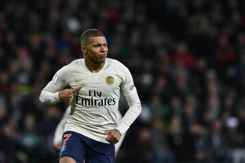 放弃首富身份，41岁无偿捐献千亿，功成身退备受尊敬